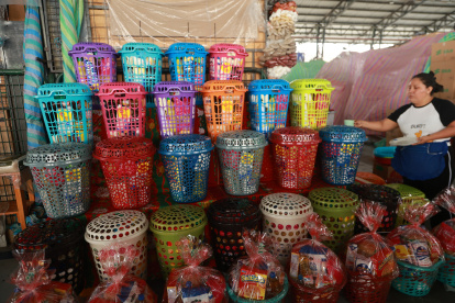 Canastas navideñas en mercados municipales