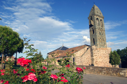 Vista de la Iglesia de Mombuey. La comarca de Sanabria, en Zamora, fue una de las más afectadas por los incendios durante el verano de 2025.