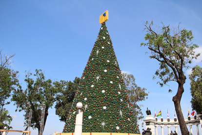 El árbol navideño de 12 metros se instaló a la altura del bulevar 9 de Octubre.