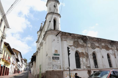 En esta edificación, entre las calles Olmedo, Benalcázar, Manabí y Cuenca funcionó el Colegio Simón Bolívar, en Quito.