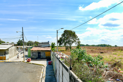 Parte de los terrenos que deben ser expropiados pertenecen a familiares del presidente Daniel Noboa; la otra área que deberá ser desalojada es donde hay viviendas.