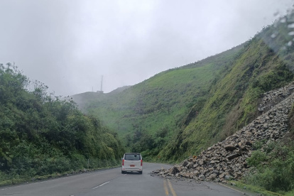 Derrumbes. Uno de los grandes problemas de esta vía son los constantes deslaves que obstaculizan el camino.