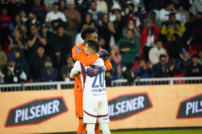 Domínguez y Cornejo de Liga de Quito en el festejo de llegar a la final de Copa Ecuador.