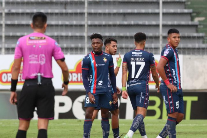 Los jugadores de El Nacional luego de uno de los últimos partidos del Hexagonal 2 de la LigaPro.