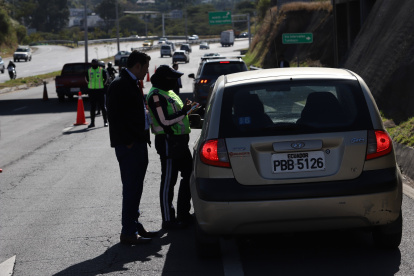 Los agentes de tránsito realizan controles en vías del norte, sur y valles de Quito.