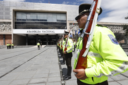 Afuera de la Asamblea hubo diversos actos por la fundación de Quito.