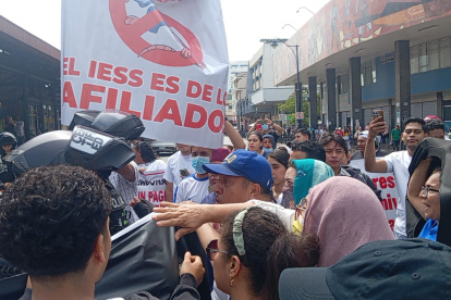 Prestadores externos del IESS protestan por pagos atrasados en Quito y Guayaquil.