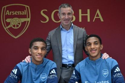 Holger y Edwin firmaron el acuerdo para su próxima llegada a Arsenal de la Premier Leaguae.