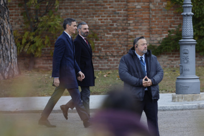 El presidente del Gobierno, Pedro Sánchez (i), en el marco de la reunión de alto nivel entre España y Marruecos, este jueves, en el Palacio de la Moncloa.