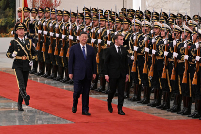 El presidente Emmanuel Macron y el presidente Xi Jinping, pasan revista a la guardia de honor durante una visita de Estado al Gran Salón del Pueblo en Pekín, el 4 de diciembre de 2025.