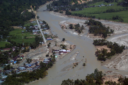 Una imagen aérea tomada desde un helicóptero muestra las zonas afectadas por las inundaciones en Lokop, Aceh Oriental, Indonesia, el 4 de diciembre de 2025.