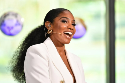 Samantha Johnson destaca como periodista en programas deportivos.