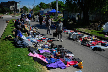 La gente camina por un mercado callejero en Villa Fiorito, en las afueras de Buenos Aires, el 19 de octubre de 2025