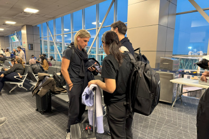 El seleccionador de Ecuador, Sebastián Beccacece (c), coincidió en el aeropuerto de Panamá con varios periodistas.