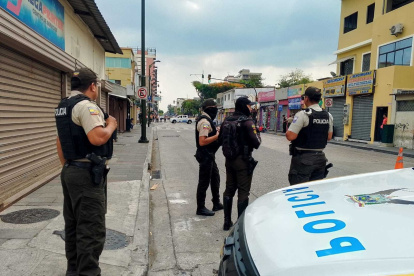 Agentes de la Policía Nacional recabaron indicios en la escena del crimen la tarde del miércoles.