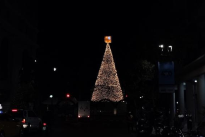 El árbol de Navidad de 12 metros en el Malecón 2000 ilumina Guayaquil este 4 de diciembre de 2025.