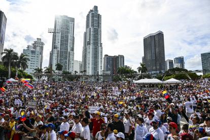 Personas durante la manifestación convocada por la oposición venezolana para exigir que el gobierno venezolano reconozca la victoria de Edmundo González Urrutia, en Miami, el 17 de agosto de 2024.