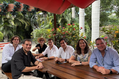 Danilo Carrera con su familia.