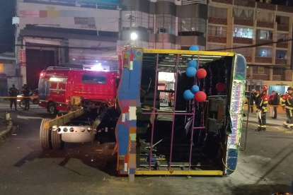 La chiva se volcó en la av. Naciones Unidas y dejó seis heridos. Los afectados celebraban por fiestas de Quito.