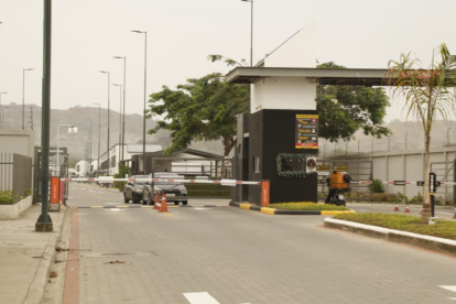 La víctima intentó huir, pero fue alcanzada y abatida en una de las calles del conjunto.