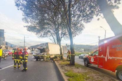 Uno de los vehículos terminó impactándose contra un árbol.