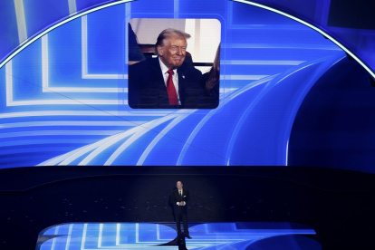 El presidente de la FIFA, Giovanni Infantino, se dirige al público con el presidente de Estados Unidos, Donald Trump.