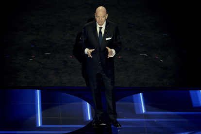 El presidente de la FIFA, Giovanni Infantino, se dirige al público durante el sorteo de la Final de la Copa Mundial de la FIFA 2026.