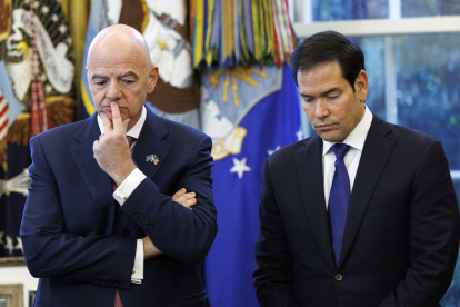 El presidente de la FIFA, Gianni Infantino (i), y el secretario de Estado de EE.UU., Marco Rubio, en una reunión a inicios de diciembre con el presidente de EE.UU., Trump.
