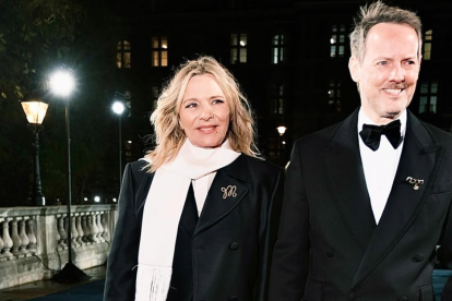 Kim Cattrall y su cuarto esposo, el ingeniero de sonido Russell Thomas, en el 2025 Fashion Awards in London.