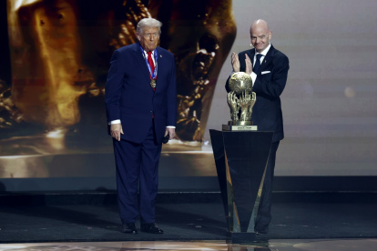 El presidente de Estados Unidos, Donald Trump (izq), recibe el Premio de la Paz de la FIFA de manos del presidente de la FIFA, Gianni Infantino.