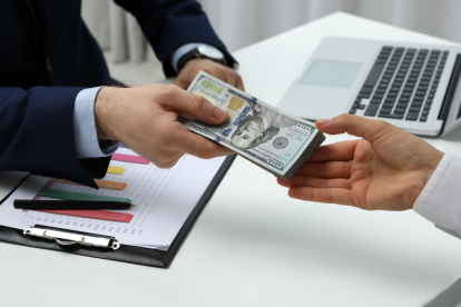 Cada empleador debe pagar el décimo tercero correspondiente al período en que el trabajador estuvo en su nómina.