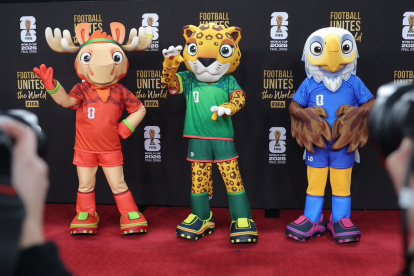 Las mascotas del Mundial 2026 posan durante el sorteo en Washington, representando a los tres países anfitriones: Estados Unidos, México y Canadá.