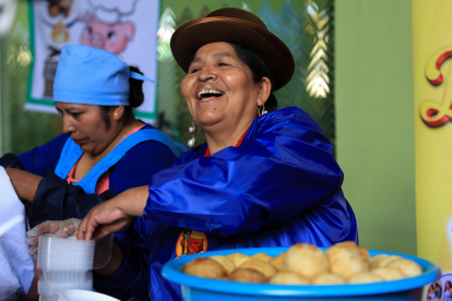 Una cocinera sirve platos tradicionales durante el lanzamiento del circuito SUMAQ, en La Paz (Bolivia).