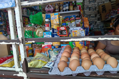 En un abasto en la ciudadela Huancavilca del sur si se vende la cubeta de huevo a 2,50 dólares-