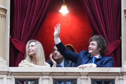 El presidente de Argentina, Javier Milei (d), saludando junto a su hermana Karina, en la Cámara de Diputados del Congreso de la Nación.