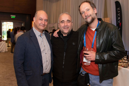El embajador Enrique Yturriaga, junto al chef Óscar Santa Coloma y Juan Carlos Marca.