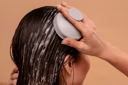 ¿Sirve el ácido glicólico para el cabello? La ciencia explica sus efectos en la dermatitis seborreica y el exceso de grasa