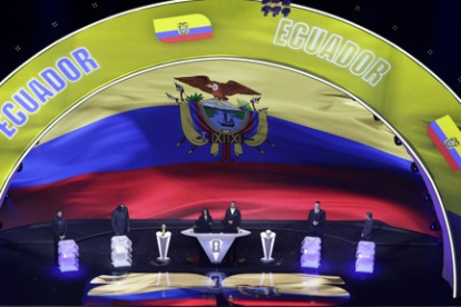 Los colores de Ecuador aparecen en el escenario durante el sorteo final de la Copa Mundial de la FIFA 2026.