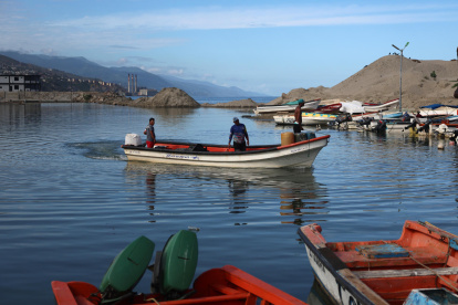 Personas navegan en una lancha el 3 de diciembre de 2025, en La Guaira (Venezuela).
