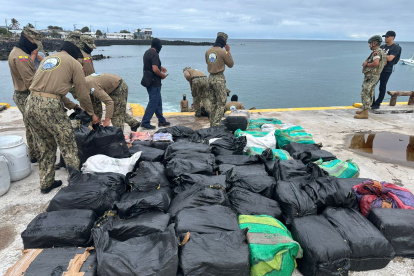 En una operación de control y vigilancia marítima permitió el hallazgo e incautación de 1.327 bloques de clorhidrato de cocaína.