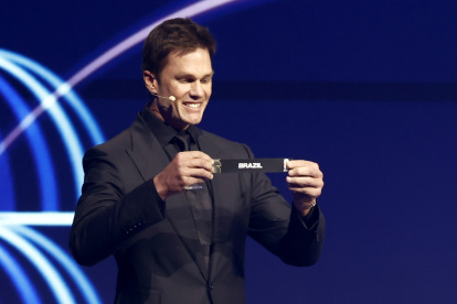 Tom Brady sostiene el boleto de Brasil durante el Sorteo Final de la Copa Mundial de la FIFA 2026.