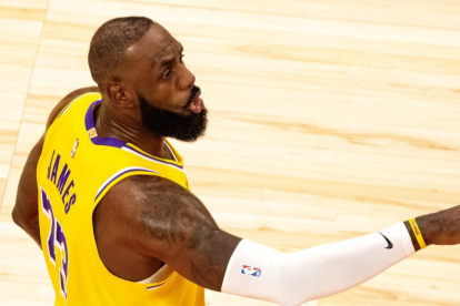 El jugador de los Angeles Lakers, LeBRon James, continúa siendo uno de los más destacados en la NBA, pese a su edad.