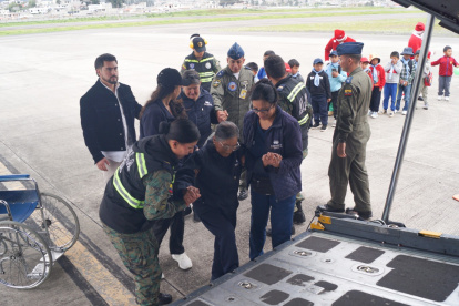 Niños y adultos mayores de Latacunga y Pujilí, volaron por primera vez en un avión. Esta experiencia lleno de emociones a los participantes.