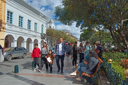 Referencial. Ciudadanos pasean en Cuenca.