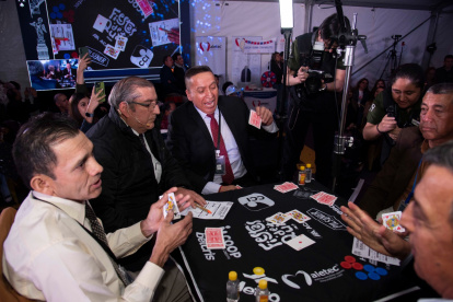 Jaramillo (i) lanza con euforia el naipe con el que selló la victoria mundialista.