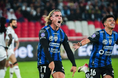 Claudio Spinelli (c) es el generador de goles del equipo del Valle que busca sellar de una vez por todas el título ante Libertad.