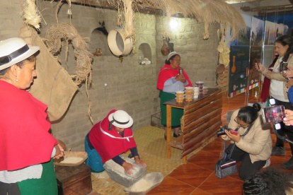 La experiencia es inmerciva, las mujeres enseñan sus labores diarias y su cultura a los turistas.