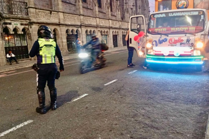 Agentes de tránsito realizan varios controles en diferentes puntos de la ciudad durante las Fiestas de Quito.