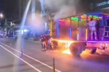 Chiva presentó conato de incendio en el norte de Quito; autoridades descartan siniestro de tránsito.