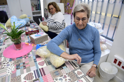 Pacientes. Loli Tudela revisa los cojines con forma de corazón que los integrantes confeccionan para donar a las pacientes con cáncer.